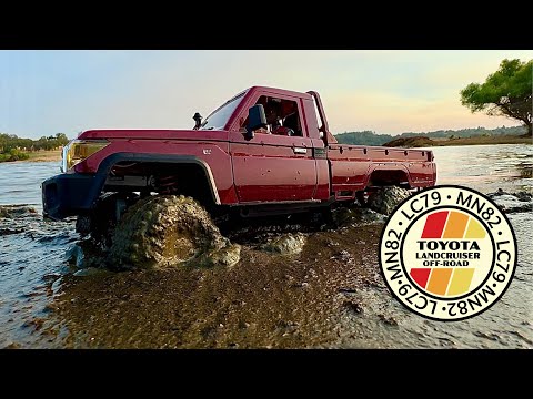 MN82 Toyota Land Cruiser LC79 - crawling en action (eau, sable, boue)